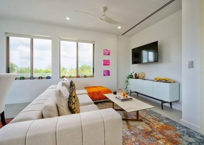 Luxury Condo At Harbour Walk