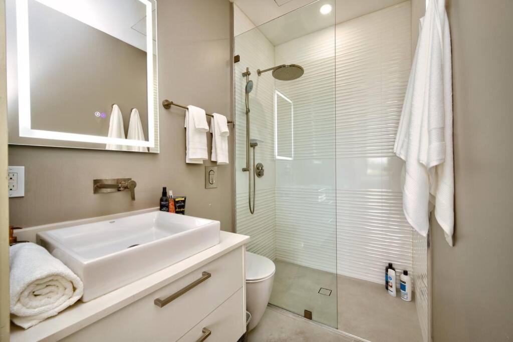 Luxury At Harbour Walk